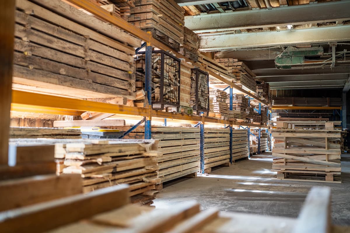 Blick in Lager Verpackungsmittelbau Paletten