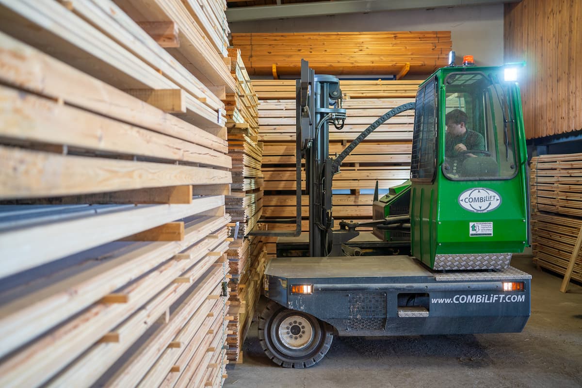 Geholbelte Bretter im Holzhandel bei der Konfektionierung