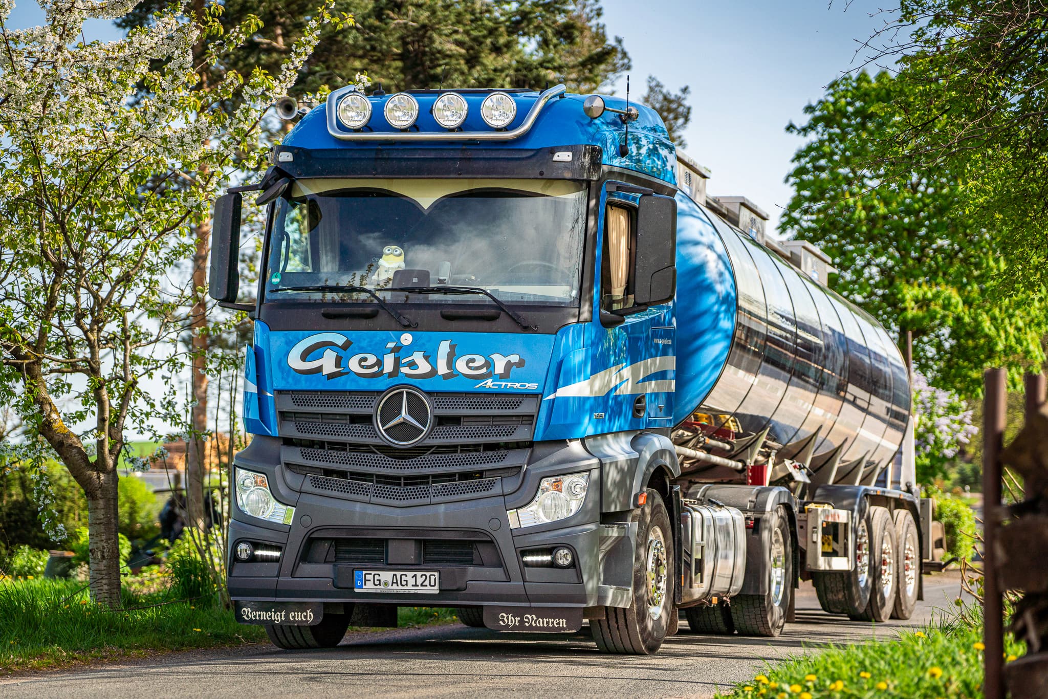 Geisler LKW von vorn in Fahrt