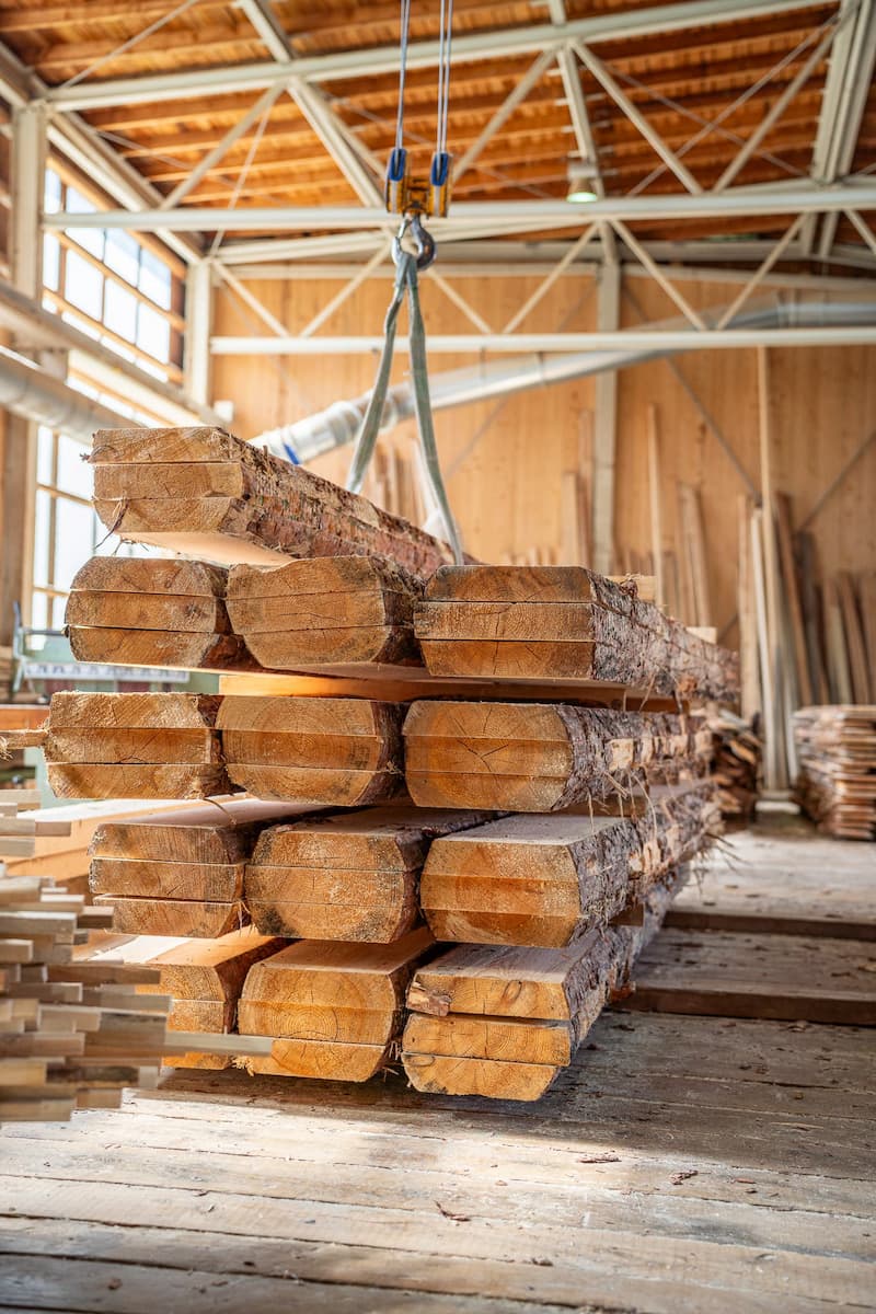 Geschnittene Baumstämme in Sägewerk