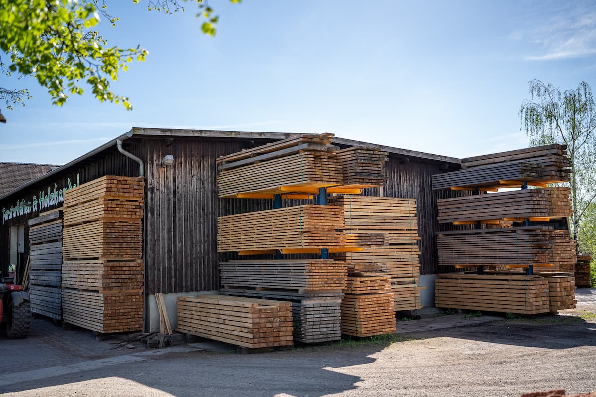 Holzhandel-Lager hinter dem Sägewerk