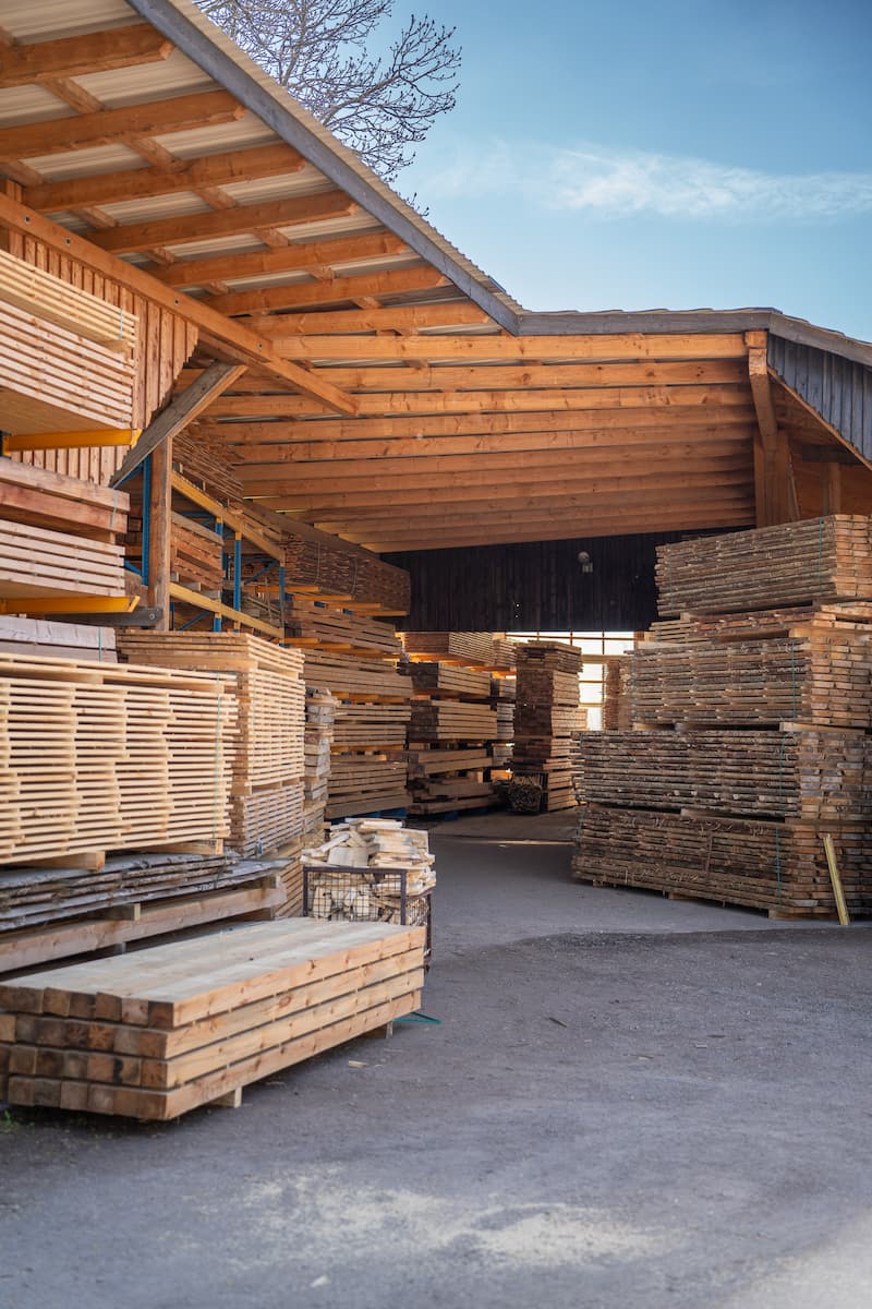 Holzhandel-Lager neben Sägewerk