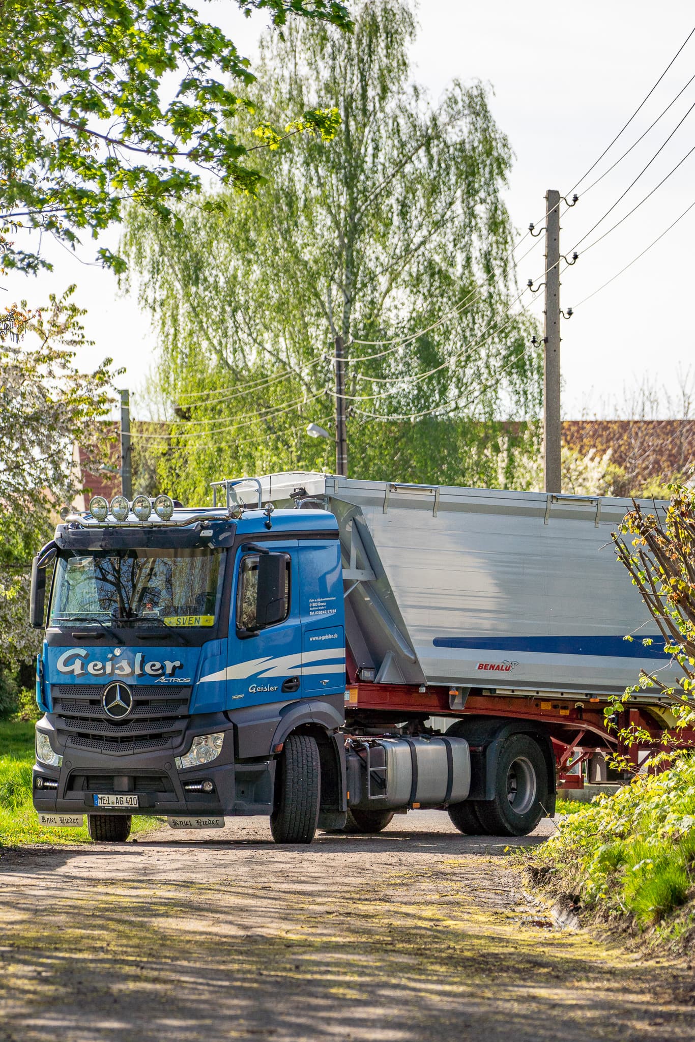 LKW Transport in enger Strasse