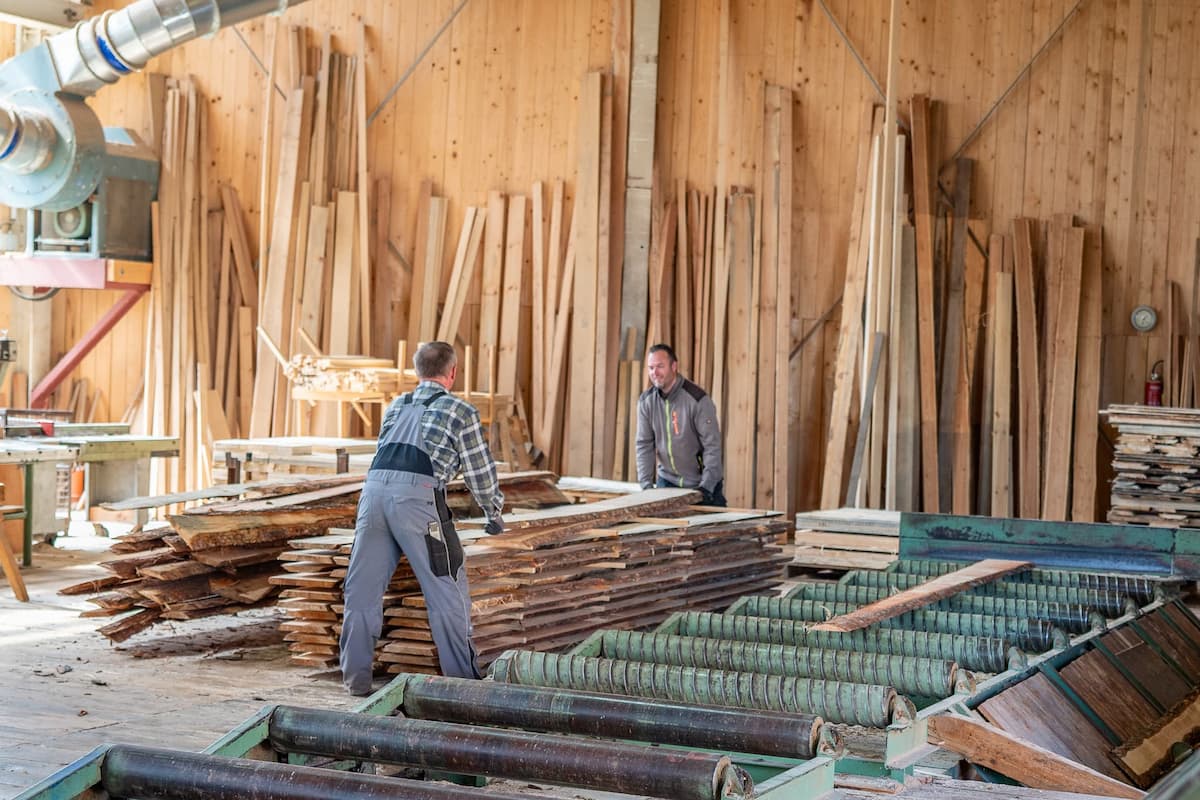 Mitarbeiter in Sägewerk bei Holz Konfektinierung